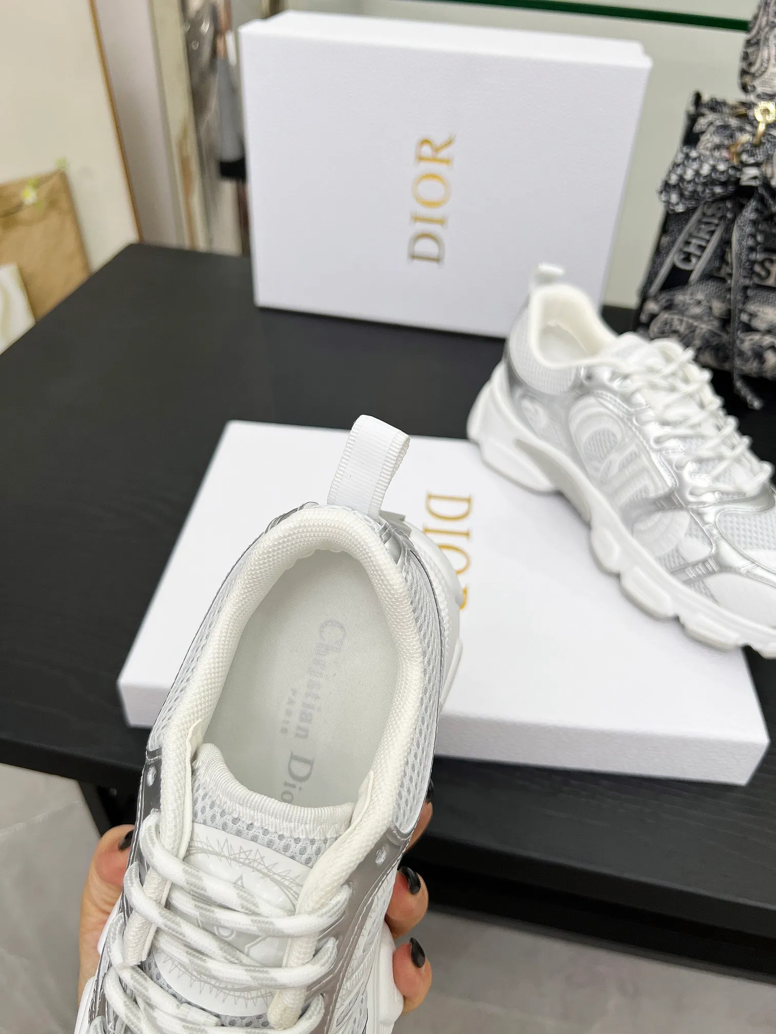 P560🐮🐮The official website of Dijia's new colors has been updated simultaneously [Celebration] This Dior Vibe sneaker incorporates Dior's high-end spirit and reinterprets classic running shoes. White mesh fabric features an Oblique print and is paired with laminated leather-effect panels in gold and silver tones for a contrasting look. It is further embellished with classic details such as 3D effect details, the lucky star symbol on the rear, and the logo on the tongue and rear pull tab. The lightweight sole is embellished with gray stars, complementing a variety of casual or elegant pieces for a modern look. Size: Women’s size 35-41 (35/42 can be customized) Men’s size 40-46 (39/46 can be customized)